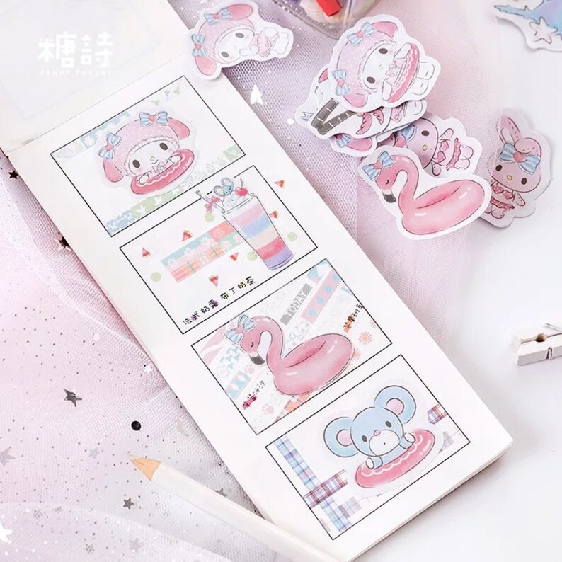 K&ouml;nnte beinhalten: Ein Set bunter Aufkleber mit einem Comic-Charakter mit einer rosa Schleife und einem rosa Flamingo. Die Aufkleber befinden sich auf einem wei&szlig;en Hintergrund mit einem rosa-wei&szlig;en Karomuster. Der Text auf den Aufklebern lautet "Heute" und "Lass uns ans Meer gehen".