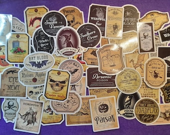 Op de afbeelding: Een verzameling vintage Halloween-stickers met diverse labels. De stickers bevatten illustraties van schedels, vleermuizen, drankjes en andere griezelige elementen. Tekst bevat "Poison", "Witch's Brew" en "Bat Blood".