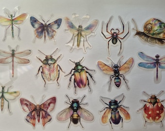 Op de afbeelding: Een verzameling kleurrijke insectenstickers, waaronder vlinders, libellen, kevers, een spin en een slak. De stickers bevatten illustraties in aquarel-stijl met een verscheidenheid aan kleuren en patronen.