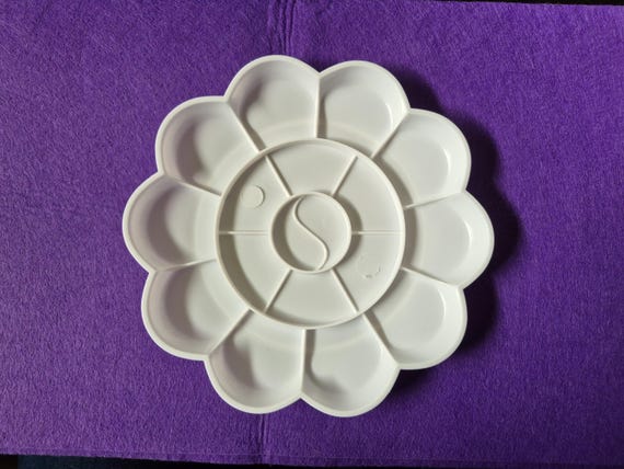 18 Well Flower Palette, Portable Watercolor Paint Tray. 1 piece