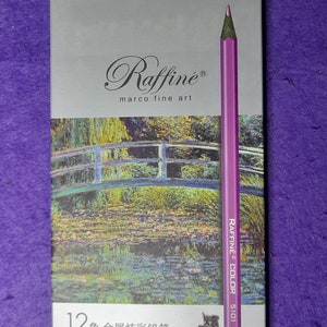 Pu&ograve; includere: Una scatola di 12 matite colorate metalliche con una matita viola sul lato. La scatola ha un'immagine di un ponte sull'acqua e il testo "Raffine marco fine art" sul davanti. Il testo "12色 金属炫彩铅笔 Metallic Color Pencils Metall Buntstifte Crayons de Couleur des M&eacute;taux" &egrave; sul fondo della scatola.