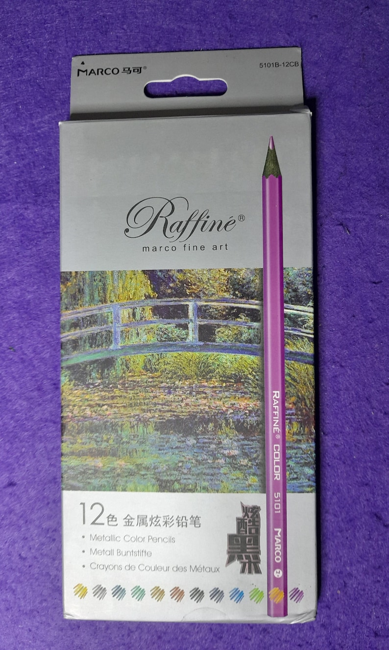 Pu&ograve; includere: Una scatola di 12 matite colorate metalliche con una matita viola sul lato. La scatola ha un'immagine di un ponte sull'acqua e il testo "Raffine marco fine art" sul davanti. Il testo "12色 金属炫彩铅笔 Metallic Color Pencils Metall Buntstifte Crayons de Couleur des M&eacute;taux" &egrave; sul fondo della scatola.