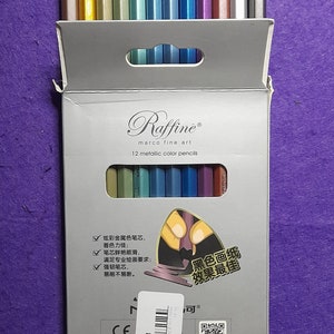 Pu&ograve; includere: Una scatola di 12 matite colorate metalliche del marchio Raffine marco fine art. La scatola &egrave; bianca con un manico argentato e un adesivo bianco e nero con testo cinese. Le matite sono disposte in fila con le punte rivolte verso l'alto. La scatola ha un marchio CE e un codice a barre.