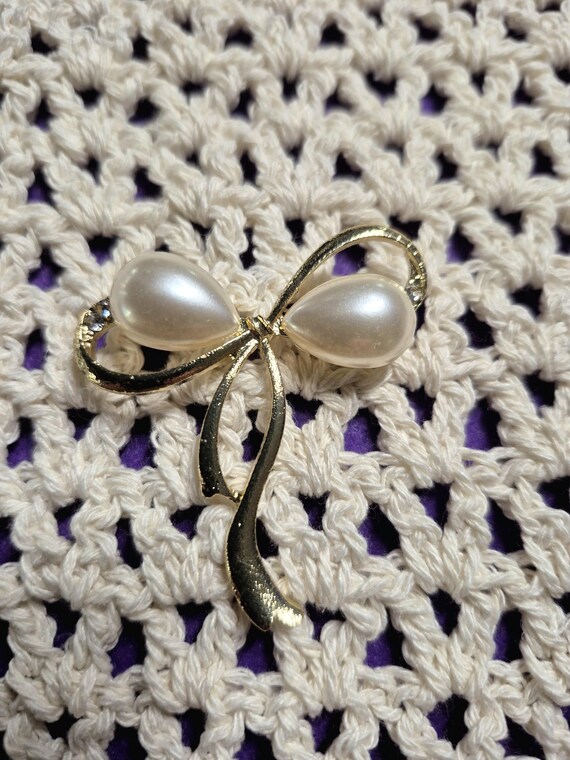 Bow Pearl Brooch: Elegant Alloy Lapel Pin. Available in silver and gold
