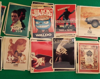 Może przedstawiać: Kolekcja naklejek z plakatów filmowych w stylu vintage z tytułami takimi jak "Edward Nożycoręki", "Fight Club", "Czarne lustro", "Bombshell", "Powrót do przyszłości", "E.T.", "Leon", "Lista Schindlera", "Lolita" i "Chwila Waldo".