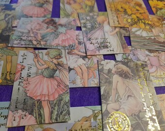 Puede incluir: Una colección de tarjetas de estilo vintage con ilustraciones de hadas y flores. Las tarjetas tienen detalles dorados y texto en una fuente de letra caprichosa. El texto en una tarjeta dice "¿Por qué solo ayer desayuné en la cama?"