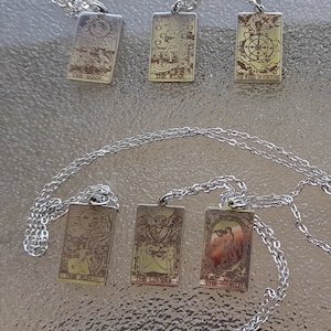 Collier pendentif cartes de tarot classique en acier inoxydable couleur argent colliers de cartes de tarot divination des arcanes majeurs, beau cadeau, 1 pièce