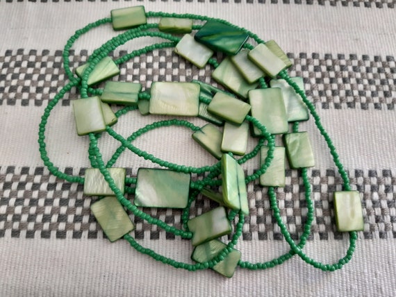 Vintage Necklace. Shell and porcelain beads. Green. Long size