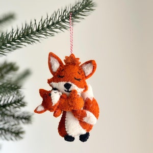 Fox holding baby Ornament, Red Fox Wool Felt ornament, Biodegradable ornament, Woodland Animal Decoration, Forest animal ornament