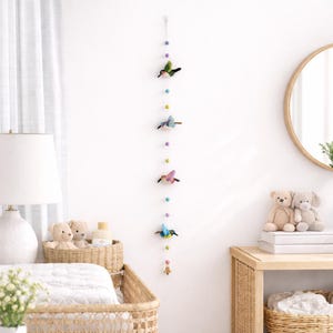 Guirlande de colibris en feutre avec une cloche en cuivre à la fin, guirlande d'oiseaux, tentures murales, décoration de chambre d'enfants, d'inspiration Waldorf