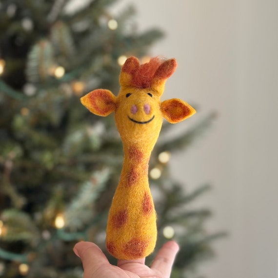 キリン 指人形 A^^):ハンドメイド ダーニング刺繍指人形 ライオン・キリン