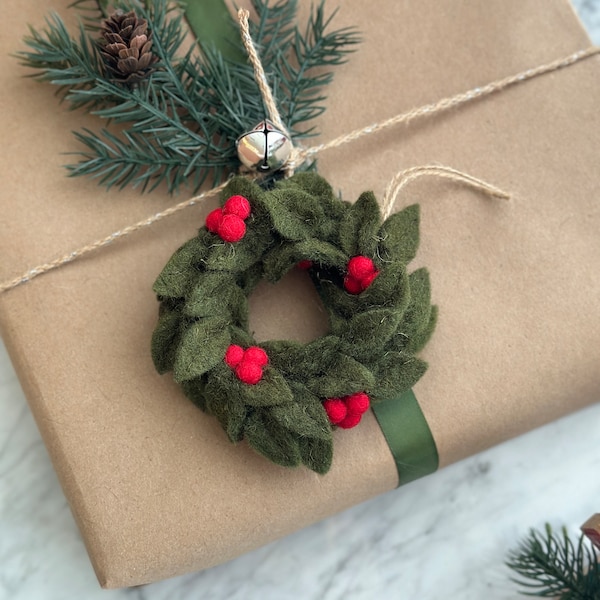 Felt Mini Holly Wreath Ornament, Green Leaf Wreath Ornament, Christmas Decoration, Tree Ornament, Hanging Decoration, Xmas Ornament