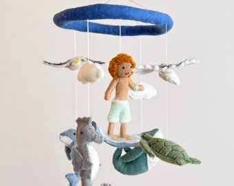 Giostrina per bambino in feltro surfer boy per l'arredamento della cameretta, sotto la cucitura, regalo per baby shower, regalo per gli amanti del mare