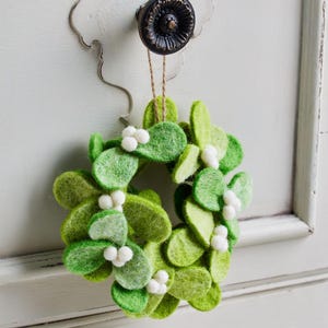 Felt Mistletoe Ornament, Green Leaf Wreath Ornament, Christmas Decoration, Tree Ornaments, Hanging Decorations, Xmas Ornaments