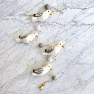 Filz Möwengirlande mit einer Kupferglocke am Ende, Vogelgirlande, Wandbehang, Kinderzimmerdeko, Waldorf inspiriert