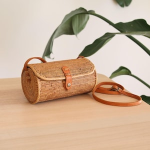 バリ島ラタンクロスボディバッグ - タパン、携帯電話バッグ、女性用財布、籐バッグ、ストローバッグ、レザークロスボディバッグ、バリ島で手作り