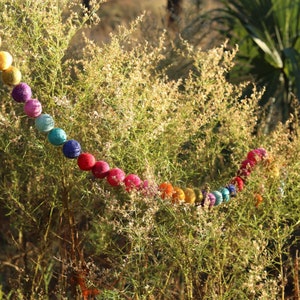 Guirlande de pompons arc-en-ciel en feutre, décoration de chambre de bébé en laine faite main