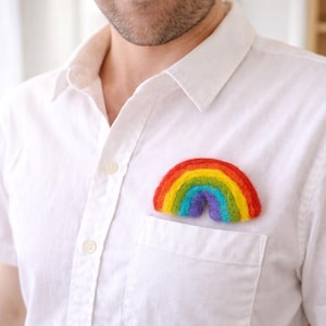 Broche arc-en-ciel en feutre