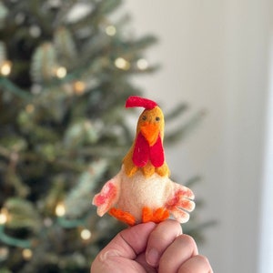 Filz Weißes Huhn Fingerpuppe, Filz Hahn, Filz Henne, Wolle Filz Spielzeug, Natur inspiriertes Spiel, Geschichtenerzählen Requisiten, Neugeborene Foto Requisiten