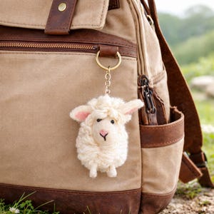 Filcowy brelok w kształcie miniaturowej owcy z pętelką z konopnego sznurka, ozdoba świąteczna, wiosenna dekoracja, mała owca, ozdoba choinkowa