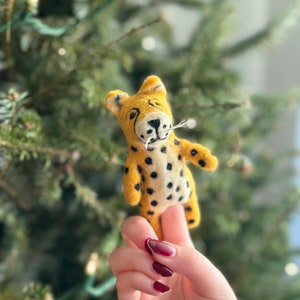 Cheetah Finger Puppet, Felt Leopard, Mother's Day Gift, Safari Animal Finger Puppet, Waldorf Toy, Speech Therapy Aid image 4