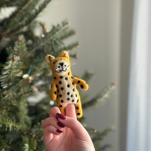 Cheetah Finger Puppet, Felt Leopard, Mother's Day Gift, Safari Animal Finger Puppet, Waldorf Toy, Speech Therapy Aid image 3