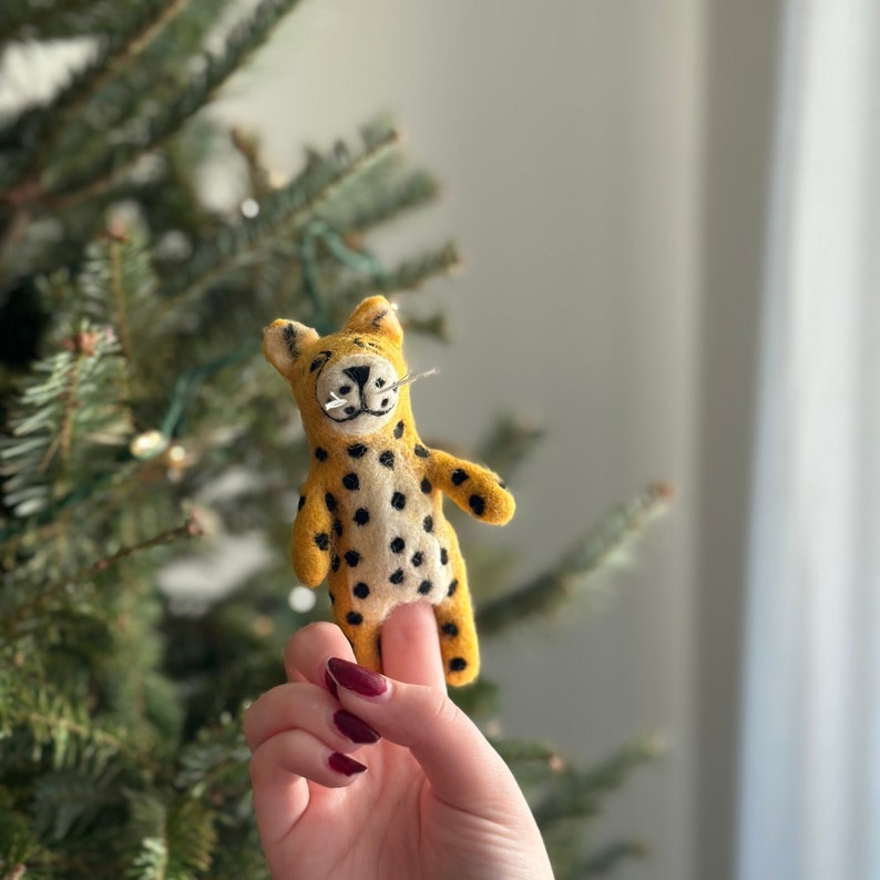Cheetah Finger Puppet, Felt Leopard, Mother's Day Gift, Safari Animal Finger Puppet, Waldorf Toy, Speech Therapy Aid image 3