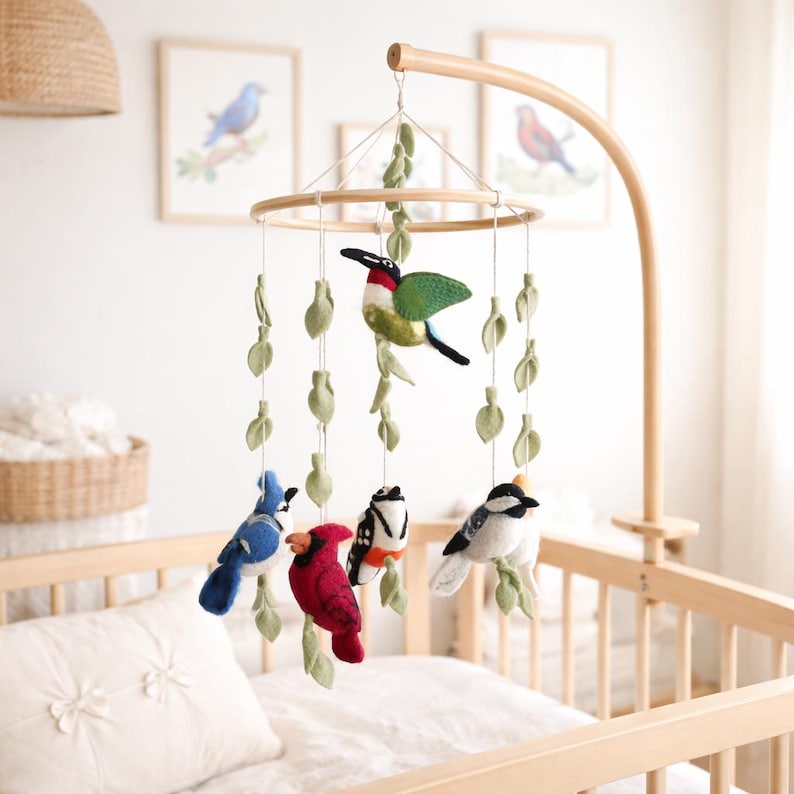 Móvil de fieltro para bebé, pájaros americanos, decoración infantil hecha a mano imagen 1