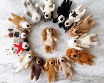 Assortiment de 12 marionnettes à doigts en laine feutrée pour chien, présentoir inclus, paniers de Pâques en feutre, teckel en feutre, jouet Waldorf