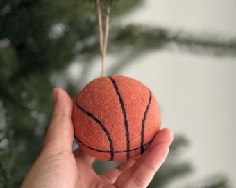 フェルト製バスケットボールオーナメント - ハンドメイドウール製スポーツクリスマスデコレーション、ツリー用NBAファンギフト、環境に優しいホリデーデコレーション