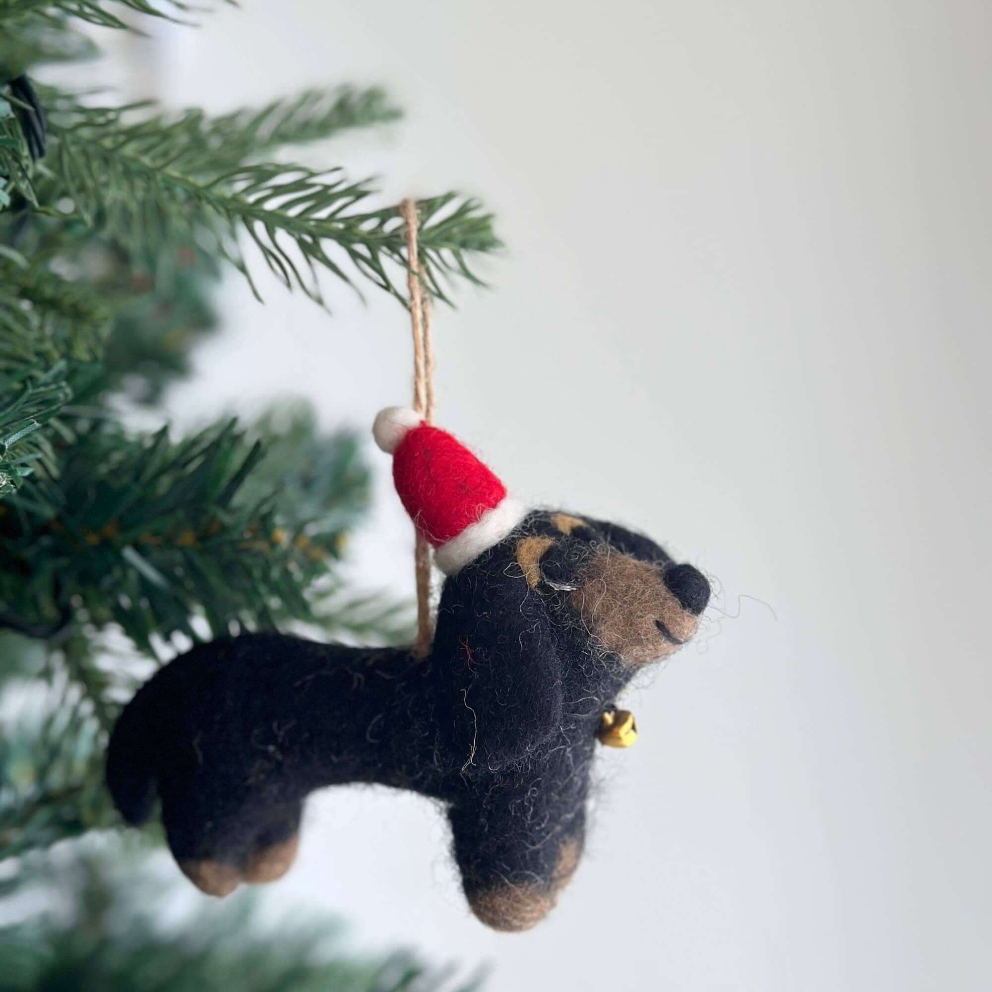 フェルト製ダックスフント犬のクリスマスオーナメント（クリスマス