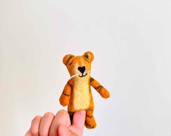 Felt Tiger Finger Puppet, Needle Felted Finger Puppet, Waldorf Toy, Speech Therapy Aid, Pretend Play, Felted prop, Photo prop, Newborn prop