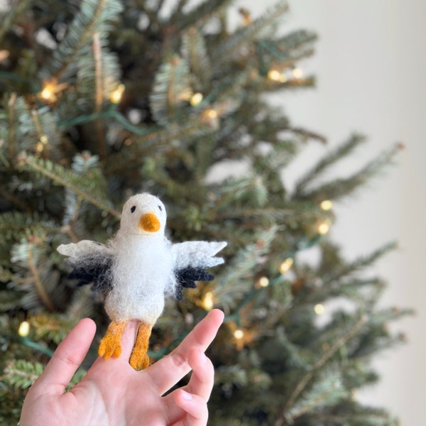 Eagle Felt Finger Puppet, Needle Felted Bird Toy, Nature-Inspired Play, Gifts For Bird Lovers