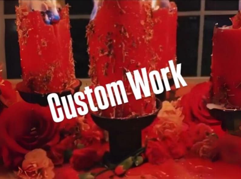Op de afbeelding: Brandende rode kaarsen met vlammen, omringd door rode rozen en bloemstukken. De tekst "Custom Work" is over het beeld geplaatst. De kaarsen staan in zwarte houders.