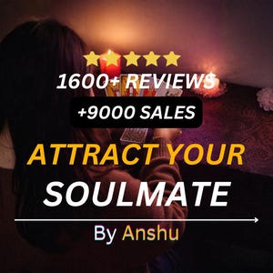 Może przedstawiać: Obraz z tekstem: "1600+ REVIEWS +9000 SALES ATTRACT YOUR SOULMATE By Anshu". Osoba trzyma karty tarota, z świecami i kwiatem w tle. Tekst jest w kolorze żółtym i białym.