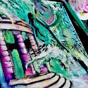 Puede incluir: Una pintura de una estructura de piedra en ruinas con un esquema de color verde y morado. La estructura tiene una serie de escalones que conducen a una puerta. El fondo es un verde y azul vibrante con acentos blancos.