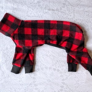 Italienisches Windspiel „Iggy“ Fleece PJs - Red Buffalo Karo Plaid oder wählen Sie einen beliebigen Fleece-Stoff aus unserem Shop!
