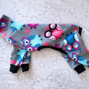 Italienisches Windspiel „Iggy“ Fleece PJs - Eulen immer lieben dich oder wählen Sie einen anderen Fleece-Stoff aus unserem Shop!