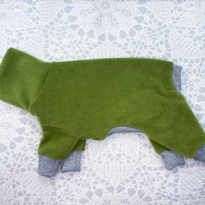 &quot;Italienisches Windspiel &quot;&quot;Iggy&quot;&quot; Fleece PJs - Regenwaldgrün oder wählen Sie einen anderen Fleece-Stoff aus unserem Shop!&quot;