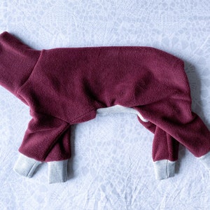 &quot;Italienisches Windspiel &quot;&quot;Iggy&quot;&quot; Fleece PJs - Merlot oder wählen Sie einen anderen Fleece-Stoff aus unserem Shop!&quot;