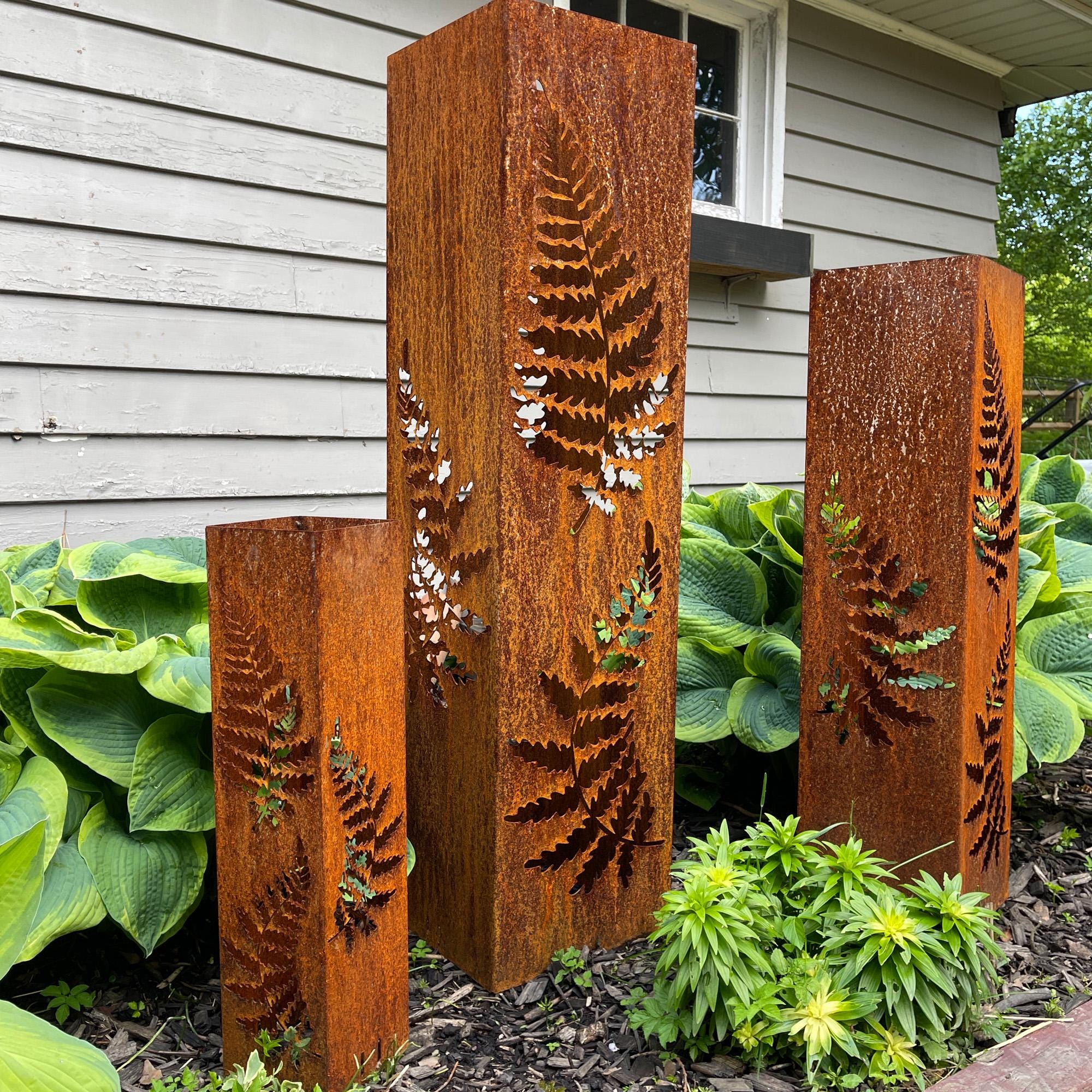 Columna de jardín de metal oxidado / Arte de jardín con helechos oxidados / Diseño de paisaje con esculturas rústicas