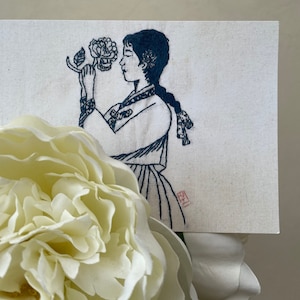 La Demoiselle à la fleur - 꽃 아가씨 ~ Carte Postale d'une reproduction de Broderie ~ Art Traditionnel  ~ Corée
