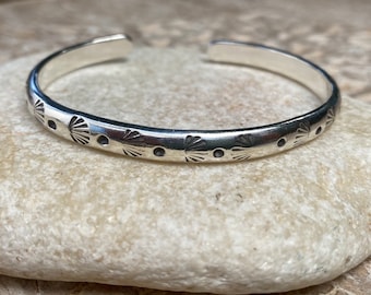 Bracelet manchette estampillé en argent sterling 925. Bijoux hommes femmes. Fait main. Recyclé. Coutume. Poignets empilables. Bracelet. Bracelets. Cadeau pour elle.