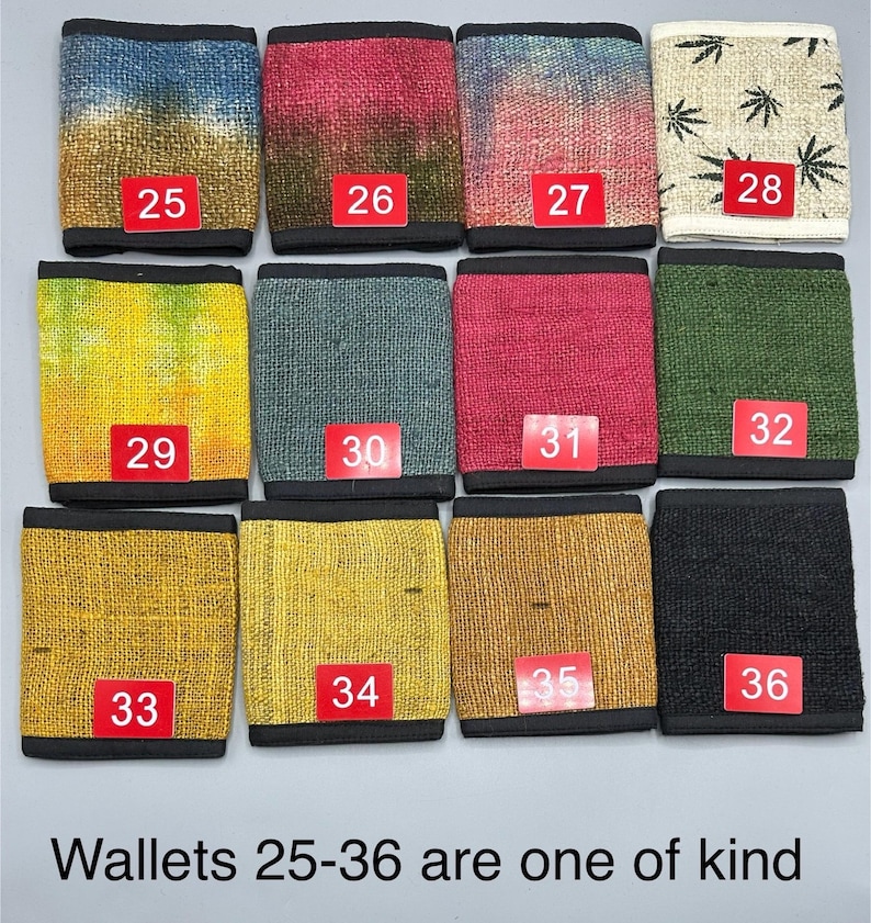 Może przedstawiać: Kolekcja 12 portfeli z konopi w r&oacute;żnych kolorach i wzorach, w tym tie-dye, jednokolorowe i z wzorem liści. Portfele są ponumerowane od 25 do 36 i opisane jako "unikalne".