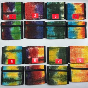 Może przedstawiać: Dziesięć kolorowych portfeli wykonanych z tkanej tkaniny z wzorem tie-dye. Portfele są ponumerowane od 1 do 10.