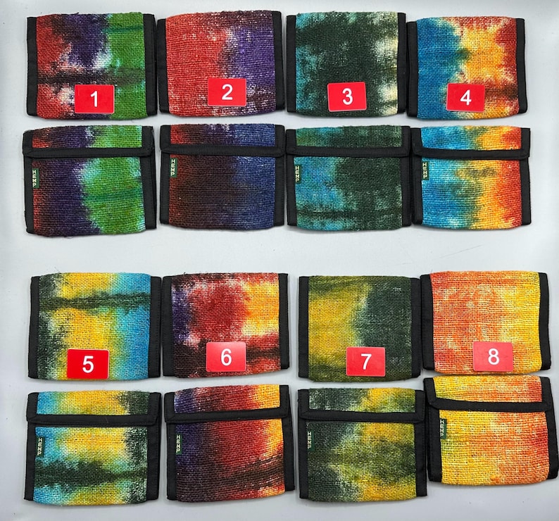 Może przedstawiać: Dziesięć kolorowych portfeli wykonanych z tkanej tkaniny z wzorem tie-dye. Portfele są ponumerowane od 1 do 10.
