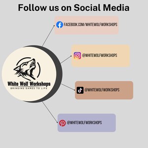 K&ouml;nnte beinhalten: Eine Grafik mit dem Text Follow us on Social Media. Ein kreisf&ouml;rmiges Logo zeigt einen schwarzen Wolfskopf und den Text White Wolf Workshops Bringing Games to Life. Linien verbinden vier farbige K&auml;stchen mit Social-Media-Handles f&uuml;r White Wolf Workshops auf Facebook, Instagram, TikTok und Pinterest.