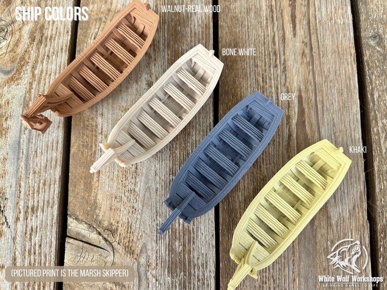 K&ouml;nnte beinhalten: Vier Miniatur-Bootsmodelle mit der Beschriftung SHIP COLORS, darunter Walnut-Real Wood, Bone White, Grey und Khaki. Der Text lautet Pictured print is the Marsh Skipper und White Wolf Workshops. Jedes Boot hat einen hohlen Rumpf mit Sitzb&auml;nken.