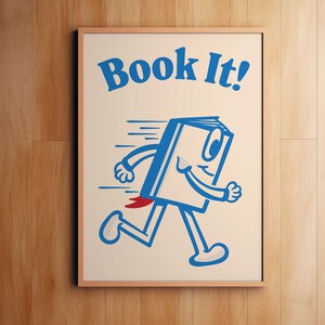 Può includere: Un libro blu con un viso sorridente corre con un mantello rosso e il testo "Book It!" su uno sfondo beige.