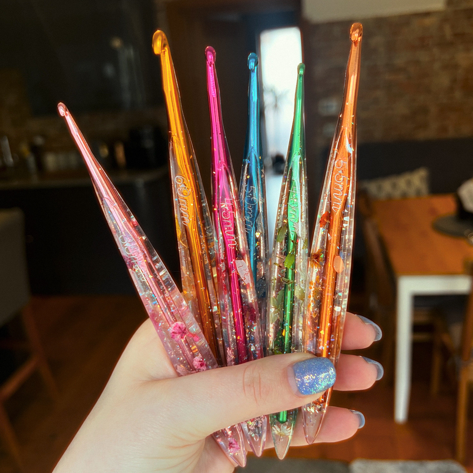 Handcrafted Resin Crochet Hook with Real Flowers and Glitter Accents, Perfect Gift for Crochet Enthusiasts, Unique & Stunning Craft Accessory